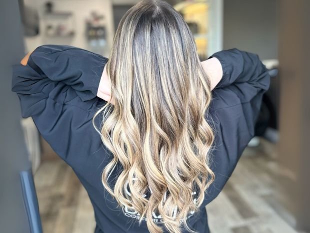 balayage-cheveux-blond-beige-top-6-balayages-2025-cyril-bazin-coiffeur-createur