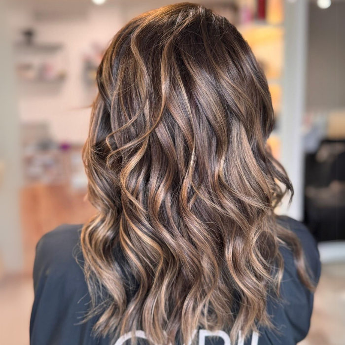 couleur-de-cheveux-tendance-printemps-ete-brun-noisette-cyril-bazin-coiffeur-createur