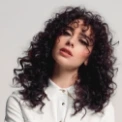 Cheveux bouclés