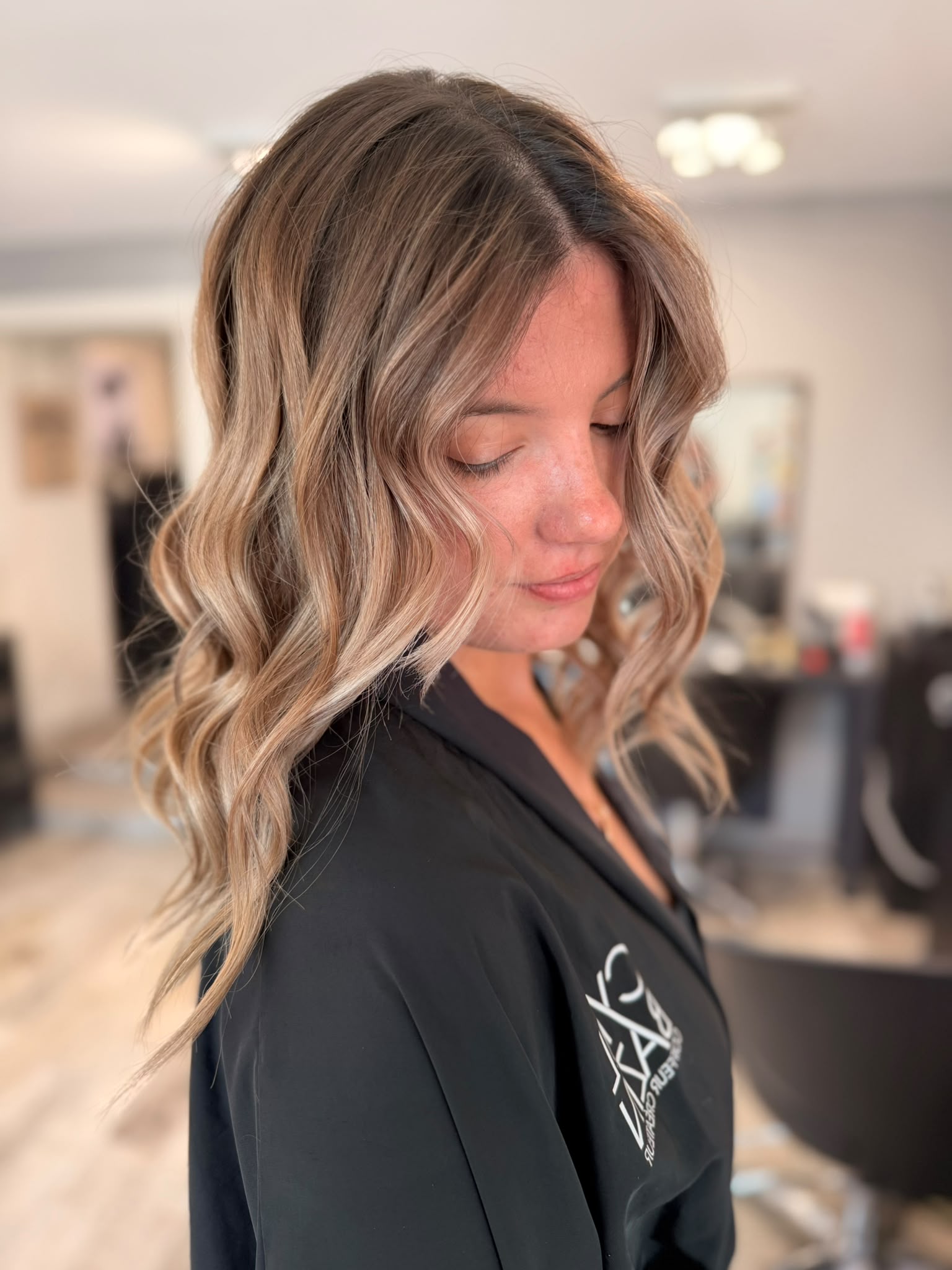 Brune devenue blonde avant/après : le guide pour passer du brun au blond sans abîmer ses cheveux