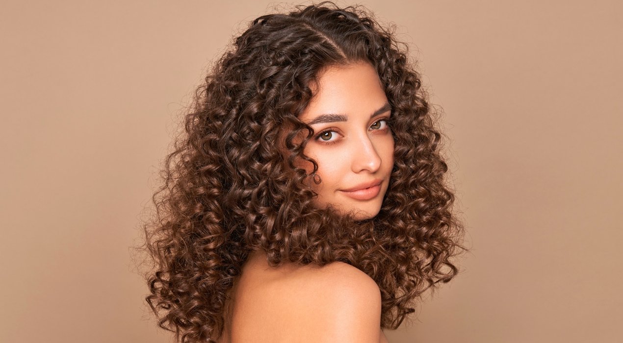 Cheveux bouclés : conseils et astuces pour sublimer vos boucles avec Cyril Bazin Coiffeur Créateur